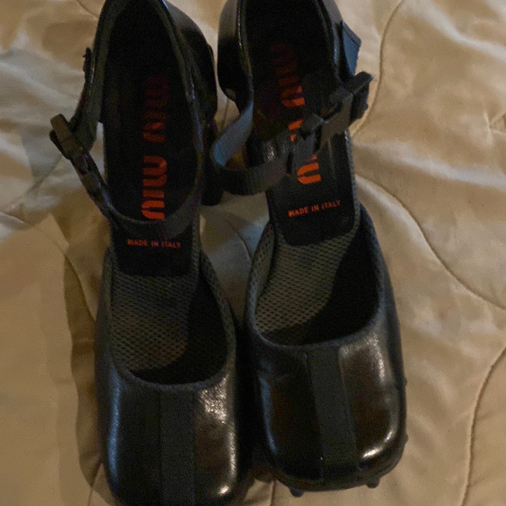 2/12 inch heels in black. Perfect condition